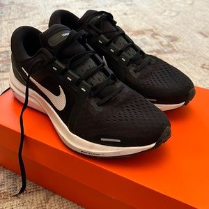 Nike air zoom Vomero 16 size 9